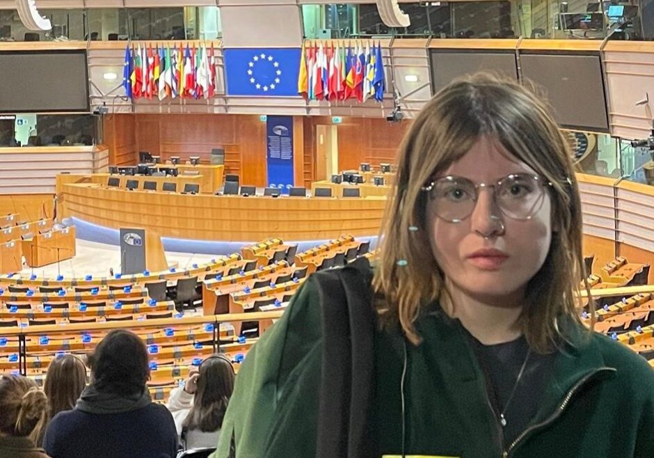 Oliviaa_23 Olivia looking to camera in front of European Parliament